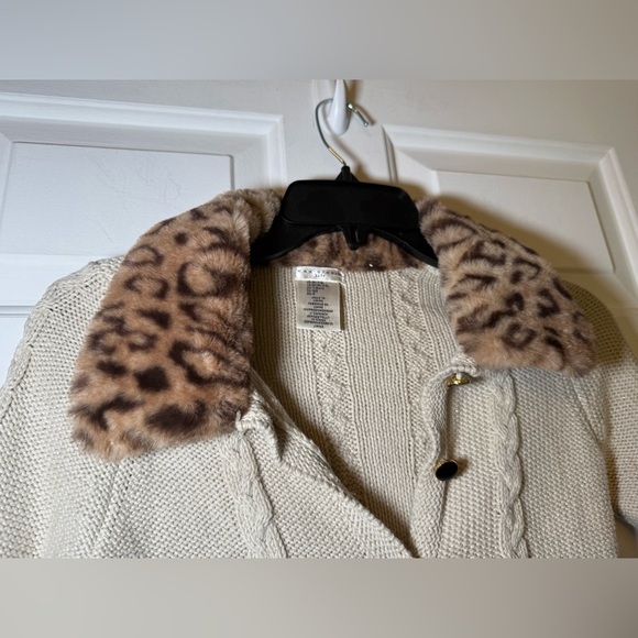 Max Studio Girls Beige Gold 3 Button Faux Fur Collar Swing Sweater Bows Size 7/8 - Picture 3 of 9